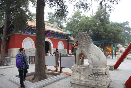  图：永安寺山门前的狮子朝里